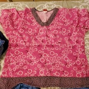 Scrub top with pockets on the sides like a jacket